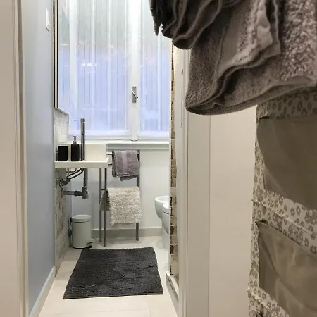25 - Near Metro M3 *