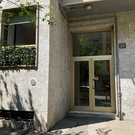 25 - Near Metro M3